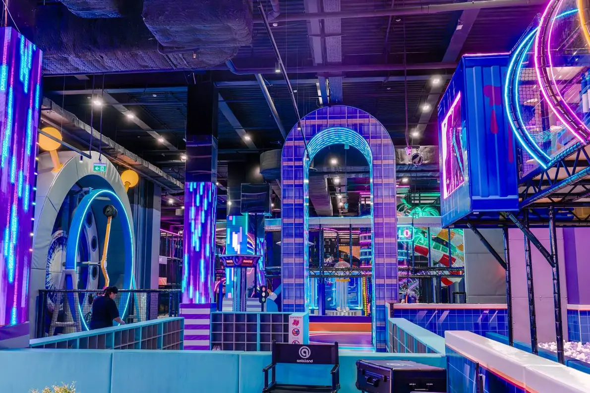 Вход в игровую в АмбиЛэнд в Vegas Сити: неоновая арка, велосипед 360, Led-экраны и множество лабиринтов с неоном