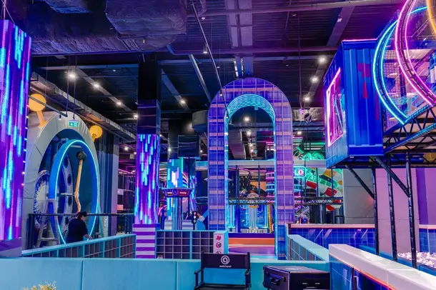 Вход в игровую в АмбиЛэнд в Vegas Сити: неоновая арка, велосипед 360, Led-экраны и множество лабиринтов с неоном
