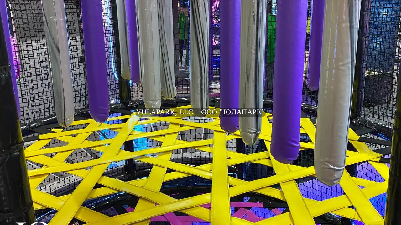 Желтая паутинка и полоса препятствий в детском парке развлечений, игровая комната.