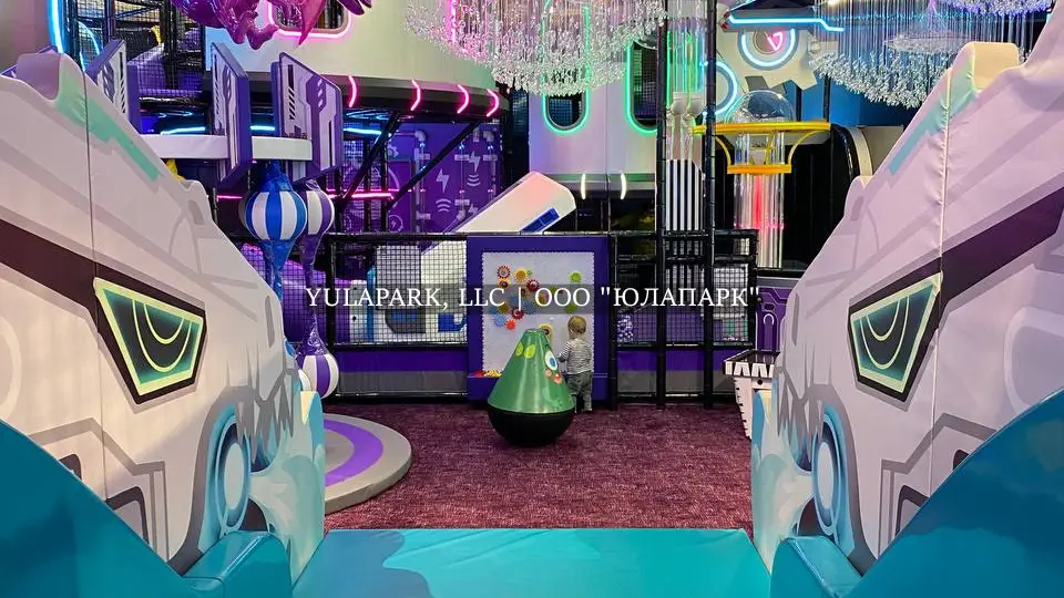 Вид сверху с горки на парк при готовности съезжать в детском парке развлечений и игровой комнате.