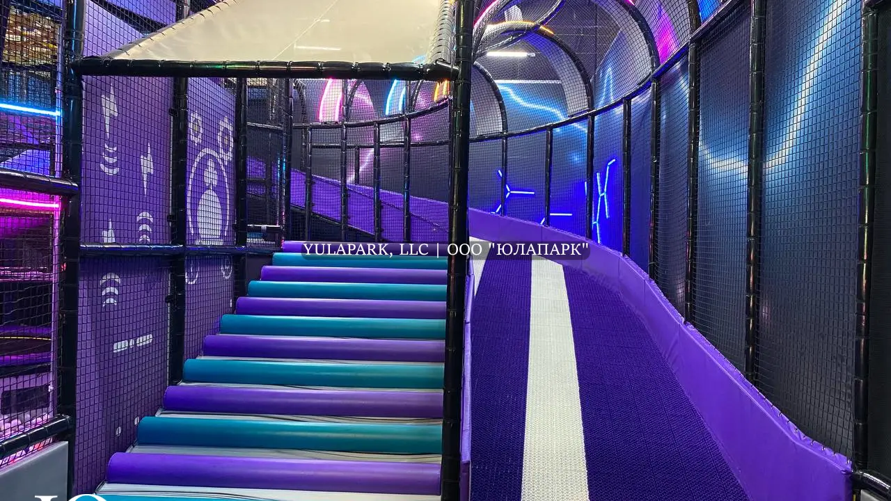 Фиолетовая горка для тюбинга с подсветкой в детском развлекательном парке.