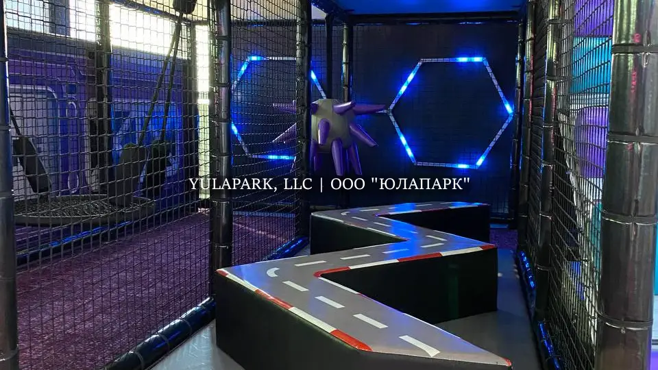 Полоса препятствий с подсветкой в лабиринте в детском парке развлечений, в детской комнате.