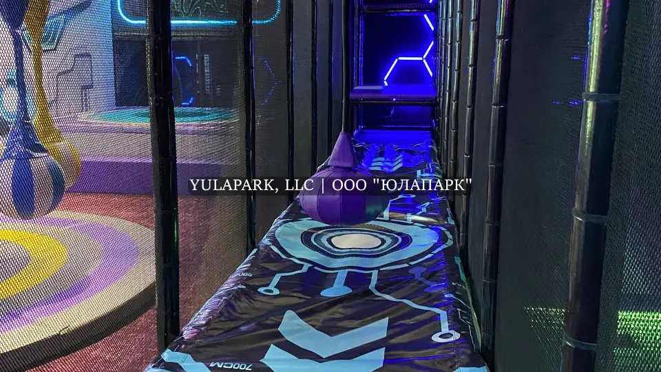 Прозрачный стеклянный мост с подсветкой для детей в активити парке.