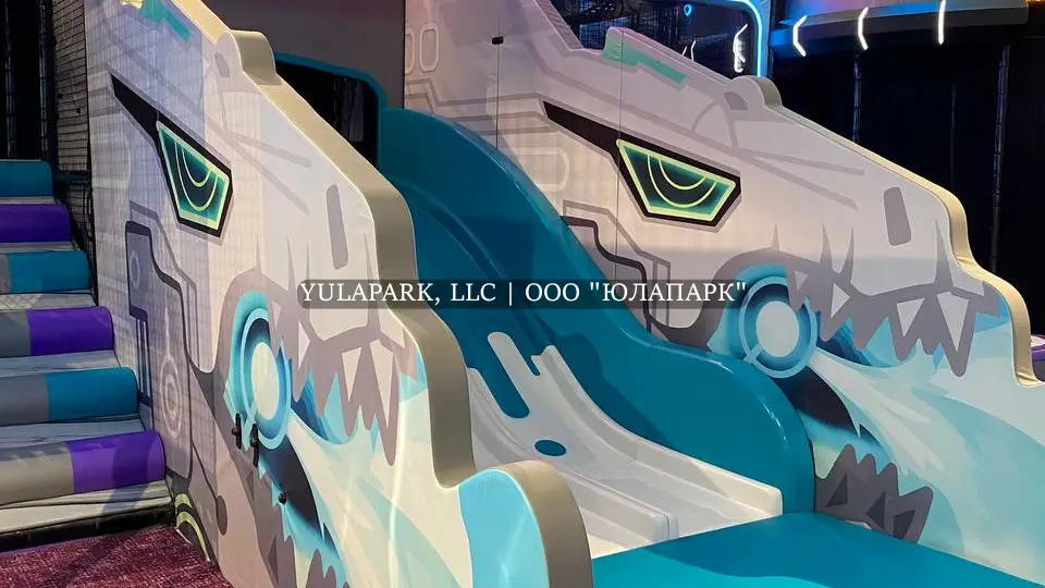 Развлекательный центр ДИНОЗАВРиЯ II. Прозрачный стеклянный мост, горки в виде волны в белом и голубом цветах в новом лабиринте с подсветкой в стиле города будущего.