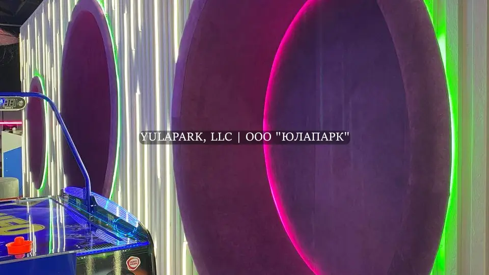 Игровая зона с подсветкой при входе в детский парк развлечений.
