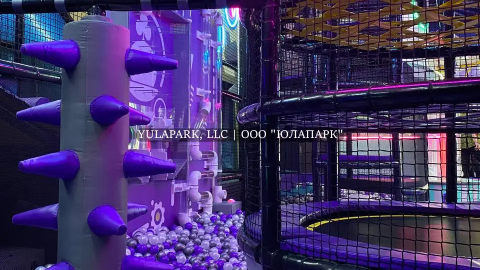 Сухой бассейн с фиолетовыми шариками с полосой препятствий, светящимися лестницами и лабиринтом с подсветкой.