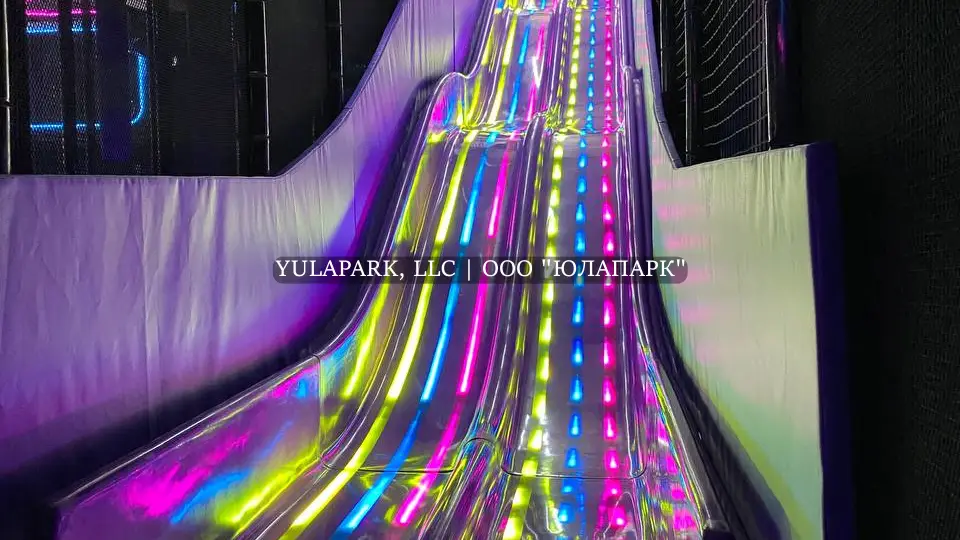 Светящаяся переливающаяся горка в детском активити-парке в игровой комнате.