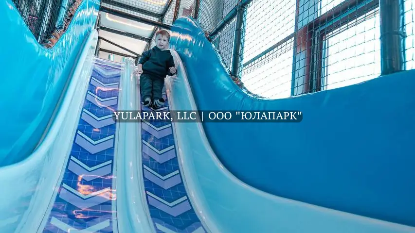 Спуск с пластиковых горок из высокого лабиринта с подсветкой в активити-парке Движок.