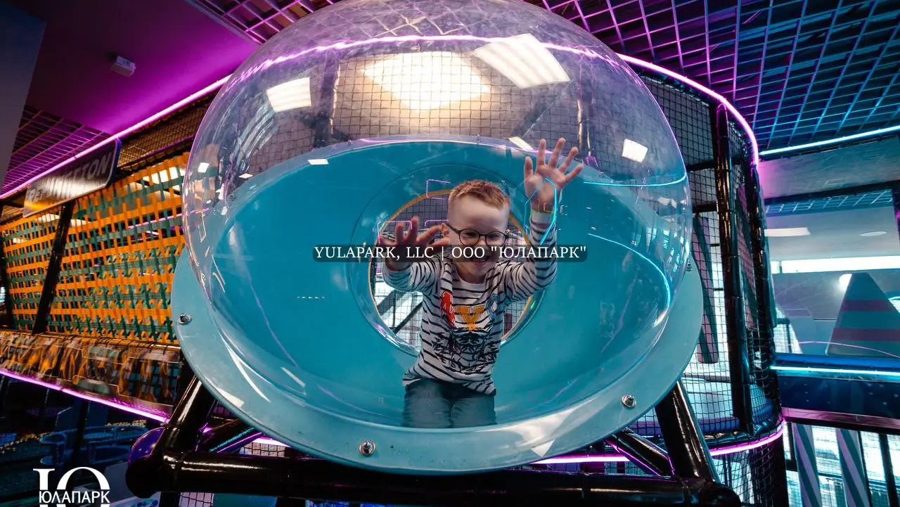 Прозрачная сфера в виде ока в центре детского лабиринта в активити-парке Движок.