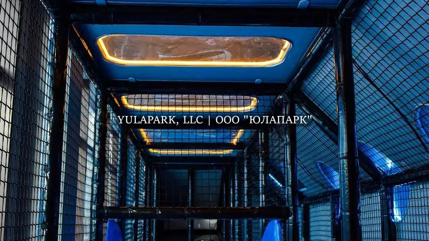 Вид на лабиринт изнутри на мост не большие окна с неоновой подсветкой в детском активити-парке Движок.