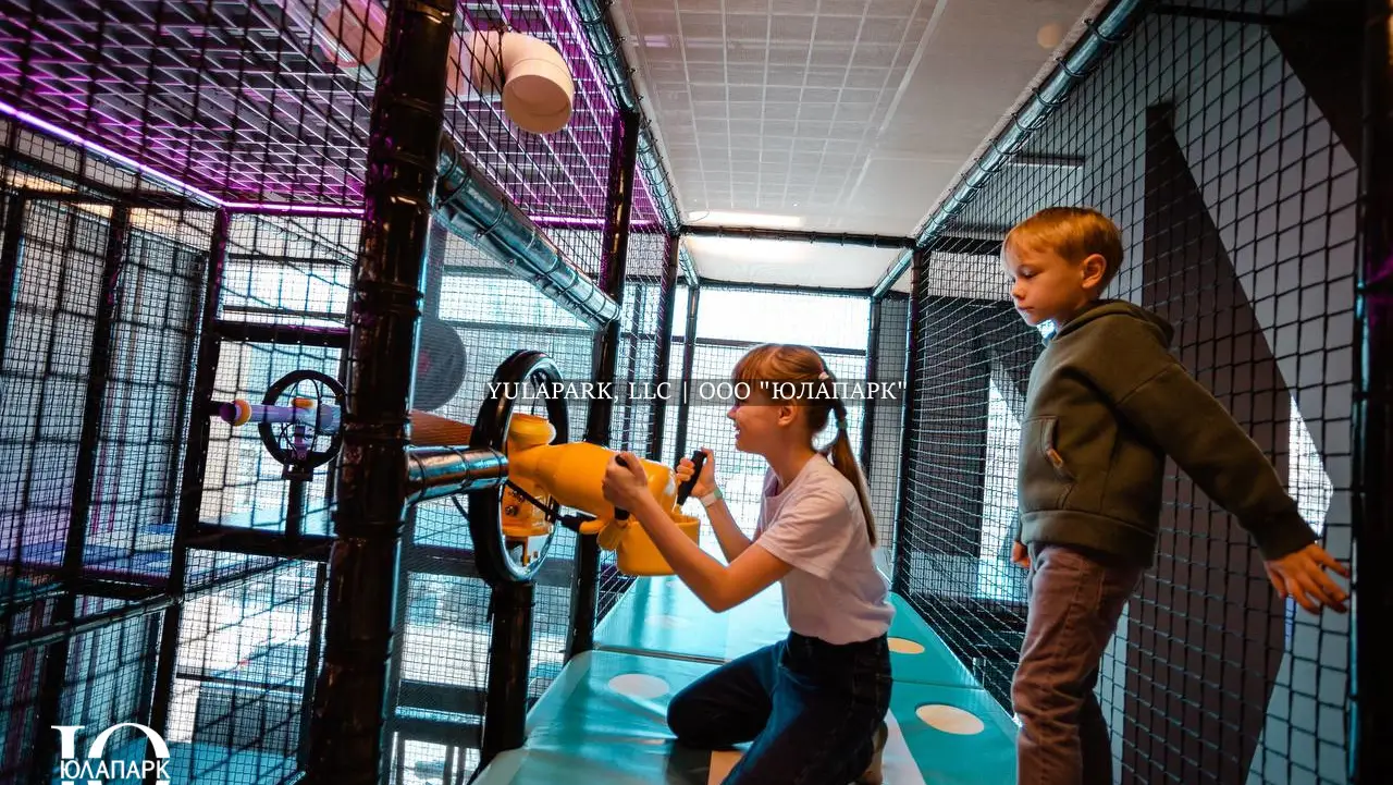 Дети играют в детском лабиринте, стреляют из пневмопушек или воздушных пушек шариками в парке Движок.