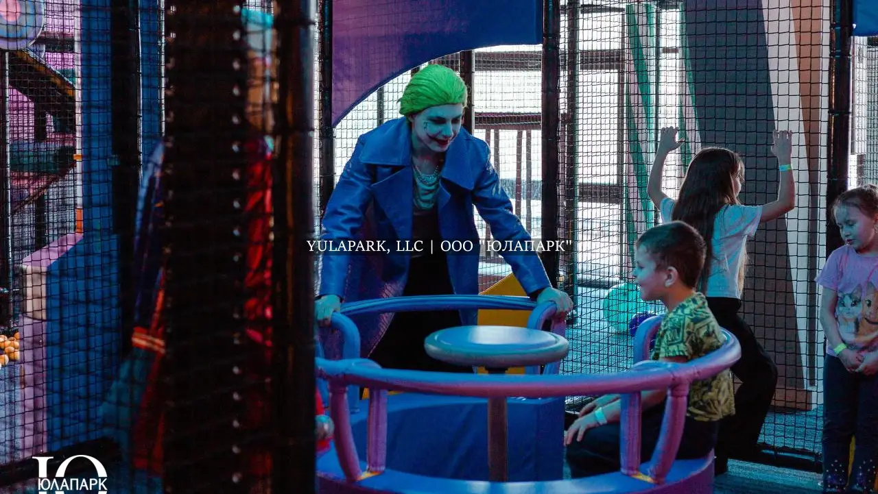 Детская карусель с подсветкой внизу детского лабиринта, занимая пустое пространство лабиринта в активити-парке Движок.