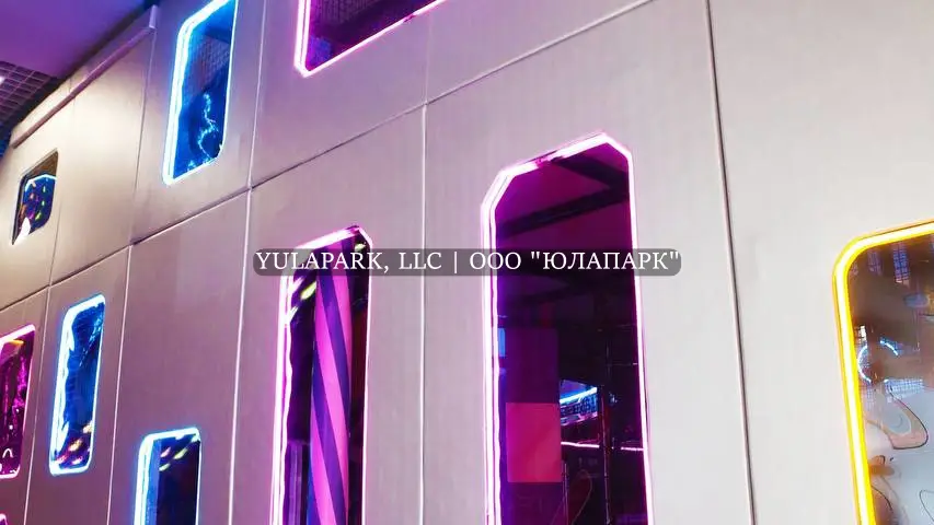 Вид на многоэтажный лабиринт в виде космического города с окнами в неоновой подсветке в детском парке Движок в Омске.