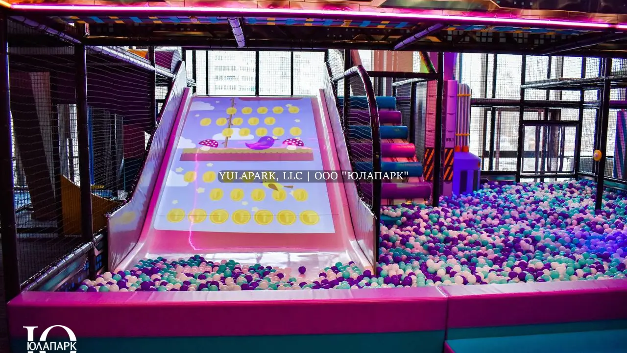 Детский большой сухой бассейн с разноцветными шарами, с большой широкой горкой и множеством препядствий в сухом бассейне в Движке.