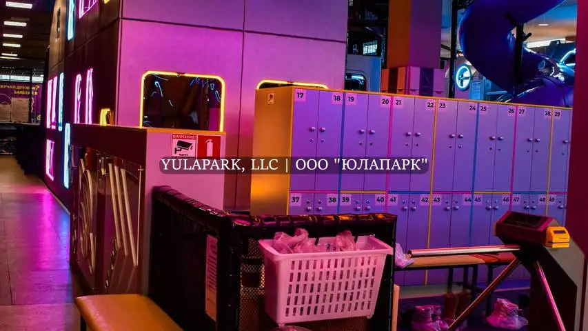 Вид на многоэтажный лабиринт в виде космического города с окнами в неоновой подсветке, а также просторными шкафчиками и зоной для переодевания в детском парке Движок в Омске.