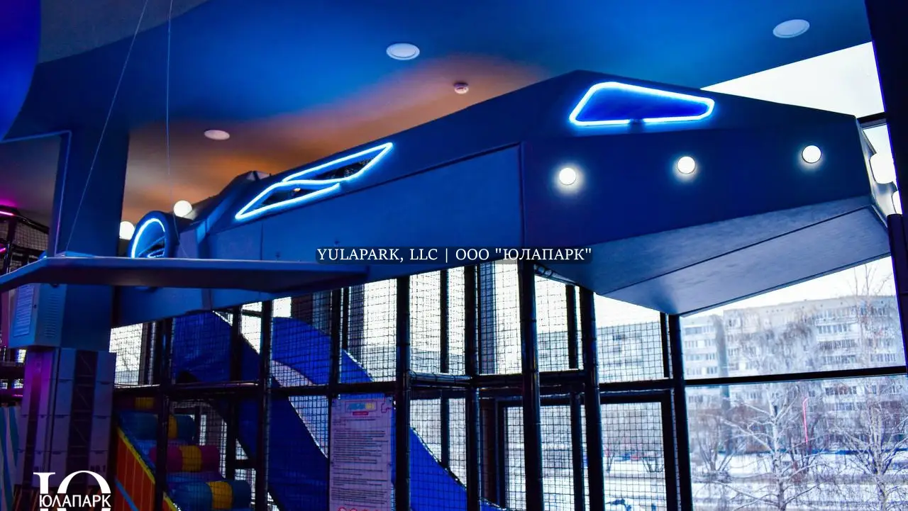 Спуск с пластиковых горок из высокого лабиринта с подсветкой в активити-парке Движок.