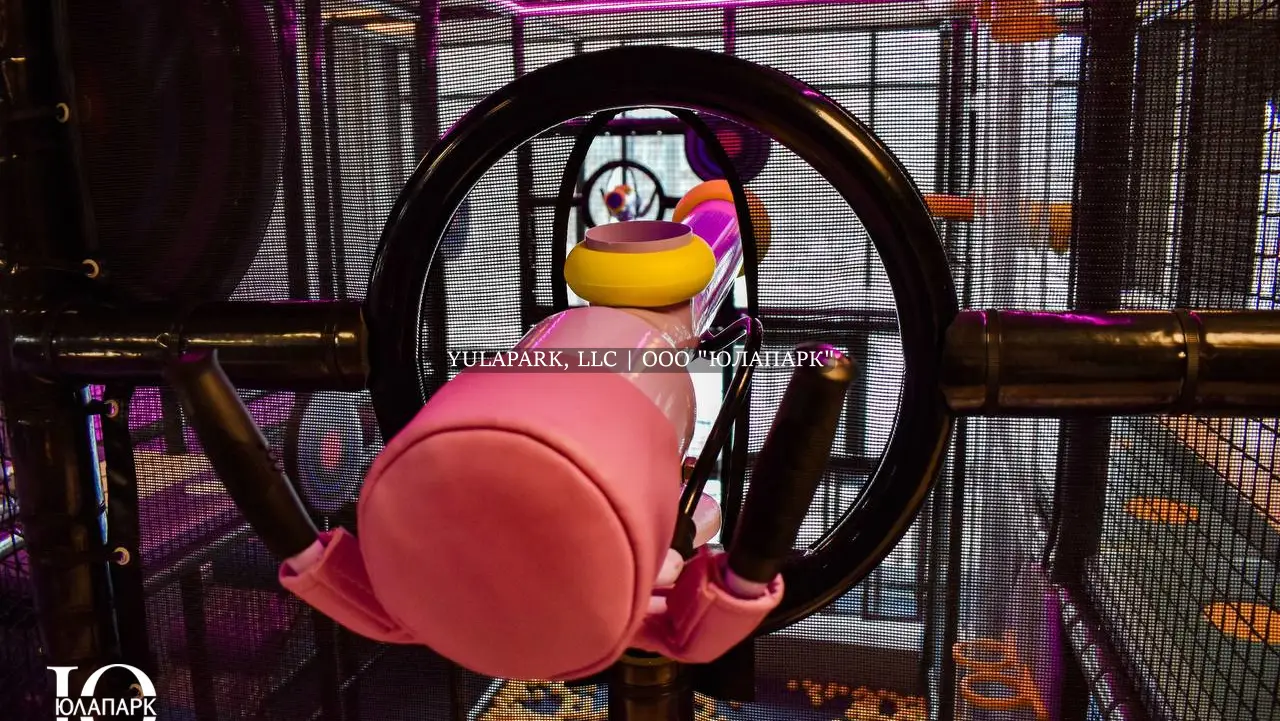 Вид на лабиринт изнутри, а также пневмопушки для стрельбы шариками в детском парке Движок в омске.