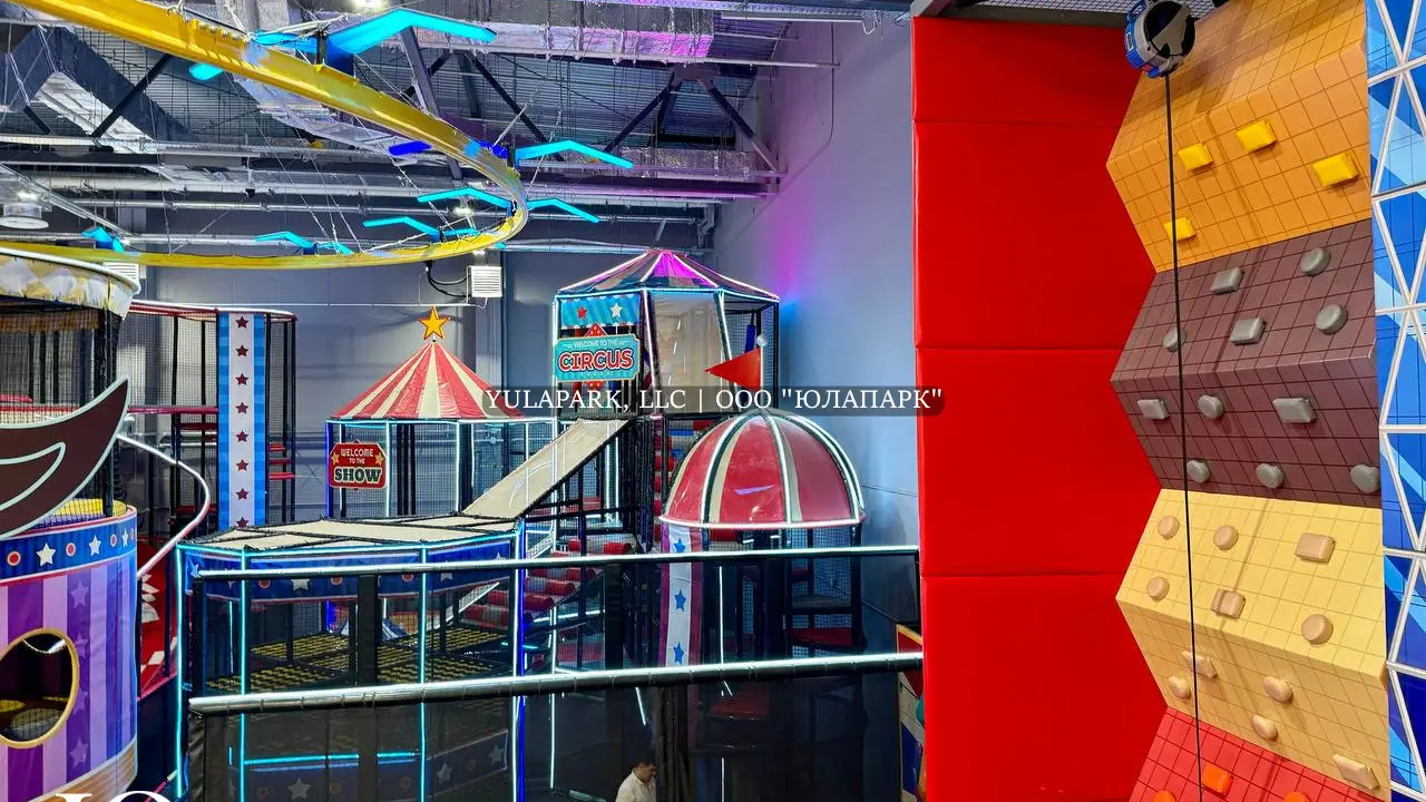 Вид на детский развлекательный парк Флик Фляк со второго этажа ресторана, скалолазка, скайрайдер, лабиринт и батуты.