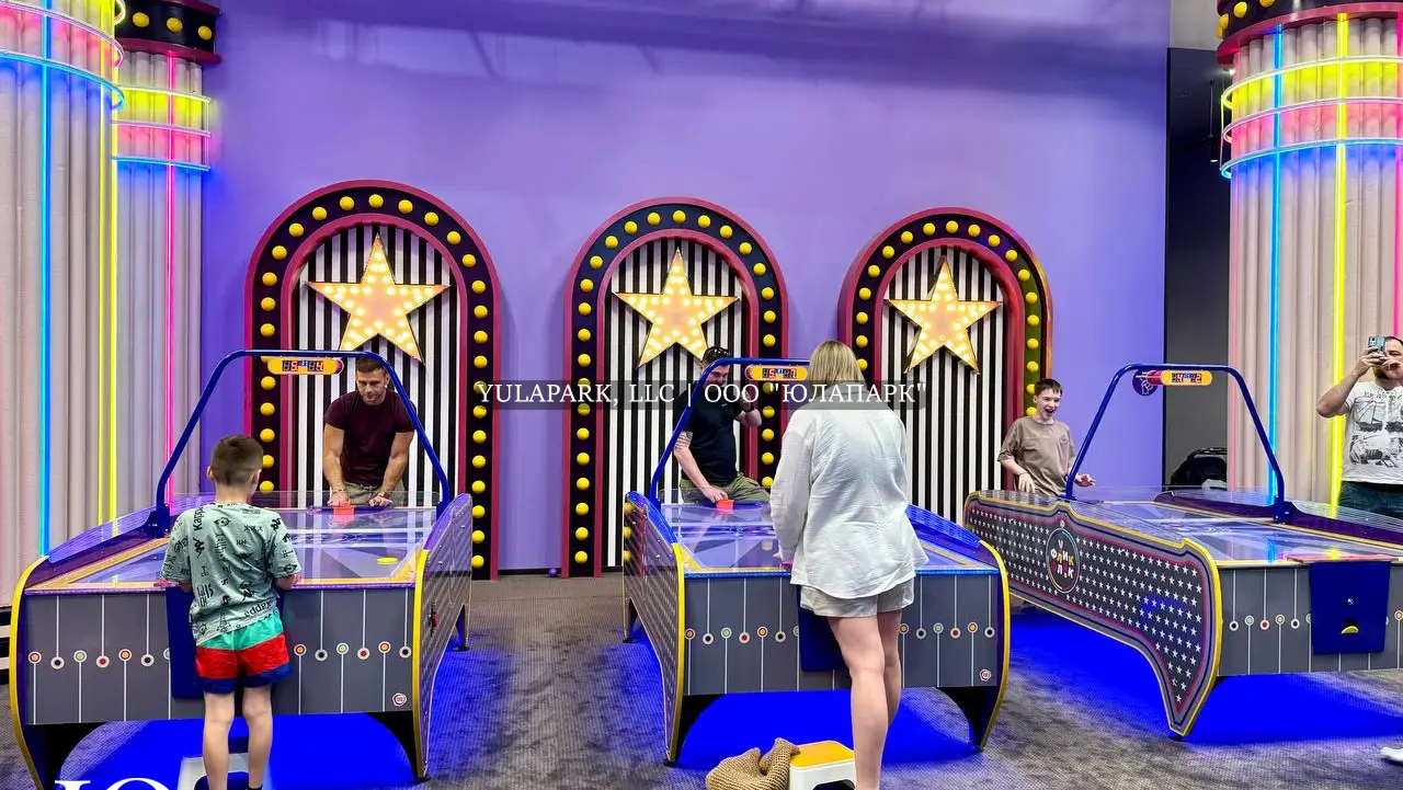 Аэрохоккей в детском парке развлечений Флик Фляк.