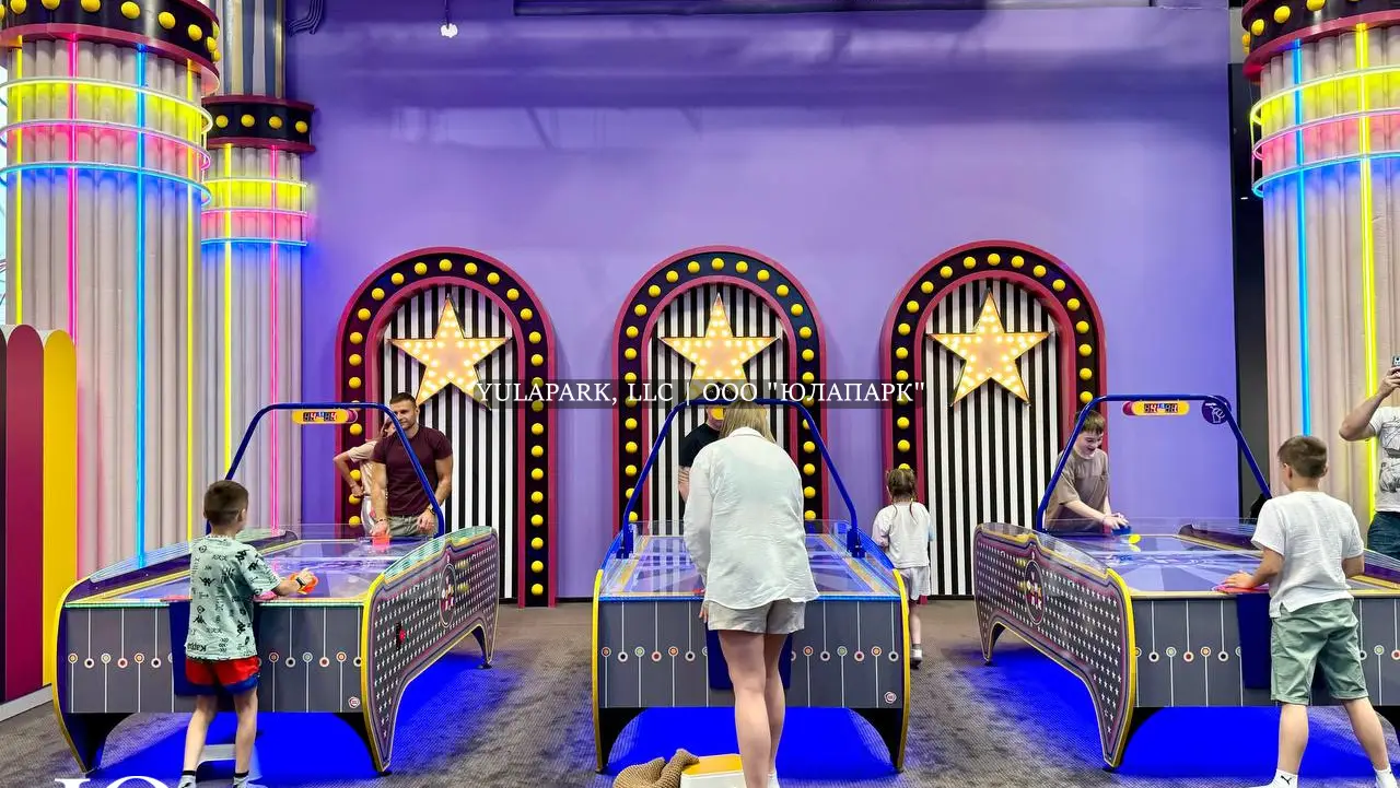 Аэрохоккей в детском парке развлечений Флик Фляк.