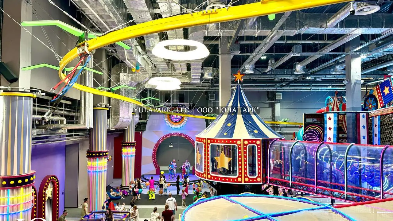 Вид на детский развлекательный парк, скайрайдер, цирковые башни и лабиринты со второго этажа ресторана Флик-Фляк Пушкино.