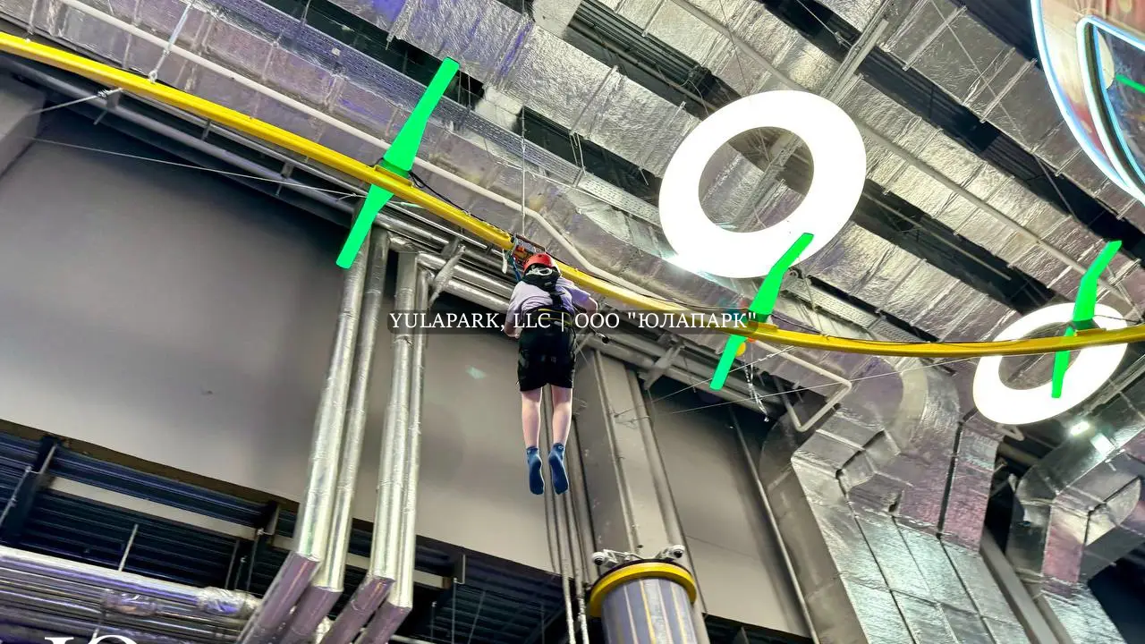 Яркий скайрайдер с неоновой подсветкой для полетов над пакром во Флик-Фляк Пушкино.