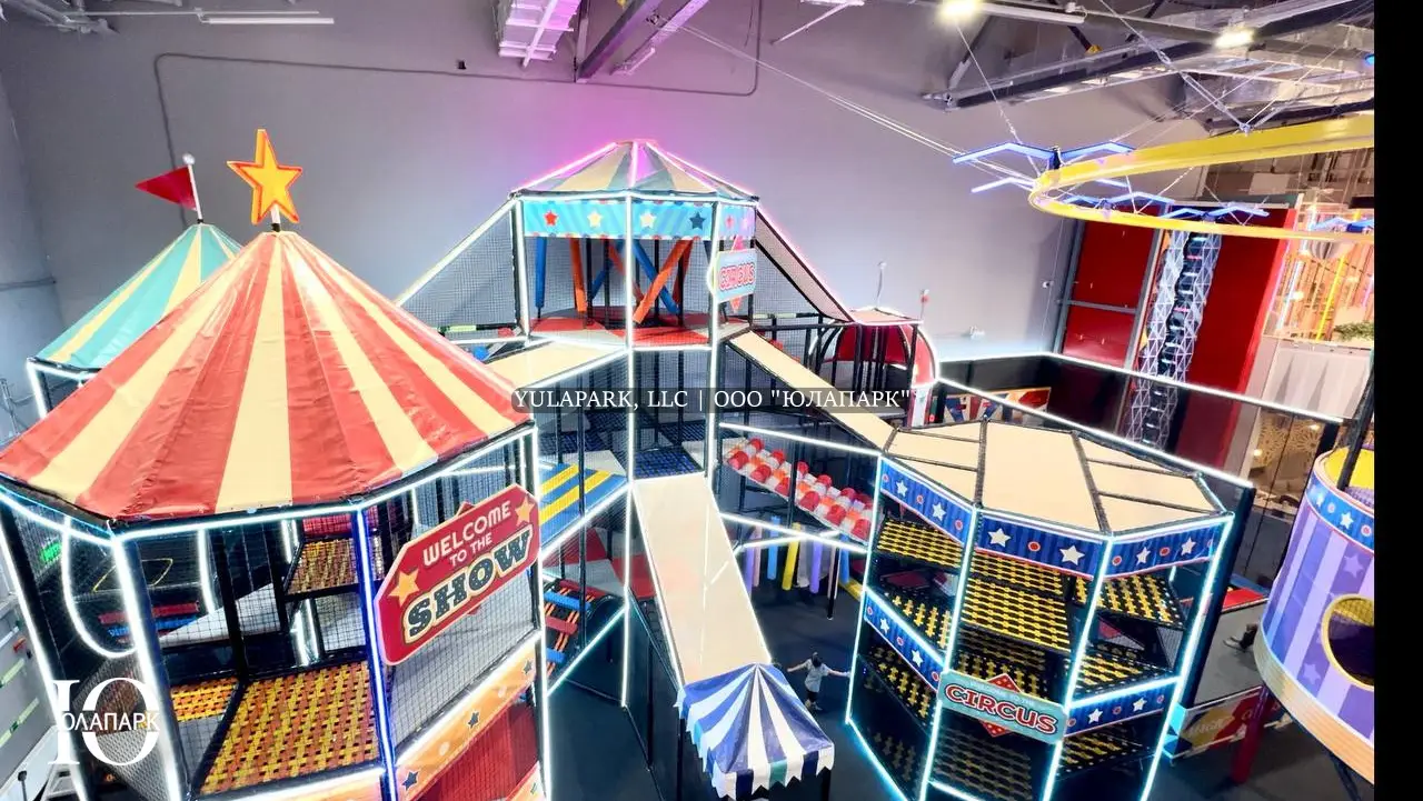 Вид сверху на детский парк развлечений с неоновой подсветкой в виде цирка Флик-Фляк Пушкино.