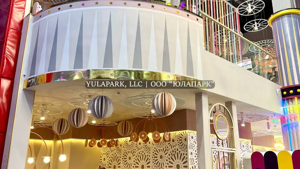 Двухэтажный ресторан в пастельных цветах в детском развлекательном центре Флик Фляк с баркатными барными стульями с видом на парк и скайрайдер.