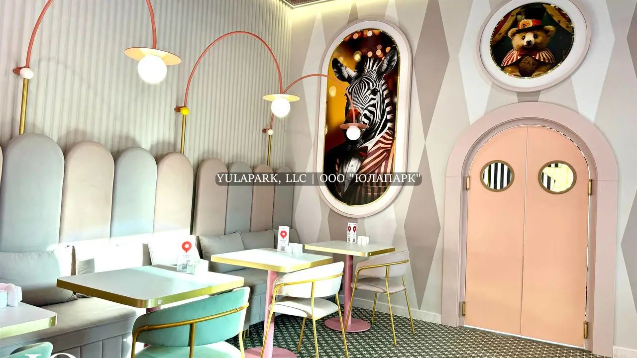 Ресторан в пастельных цветах в детском развлекательном центре Флик Фляк с баркатными диванами и необычными светильниками.