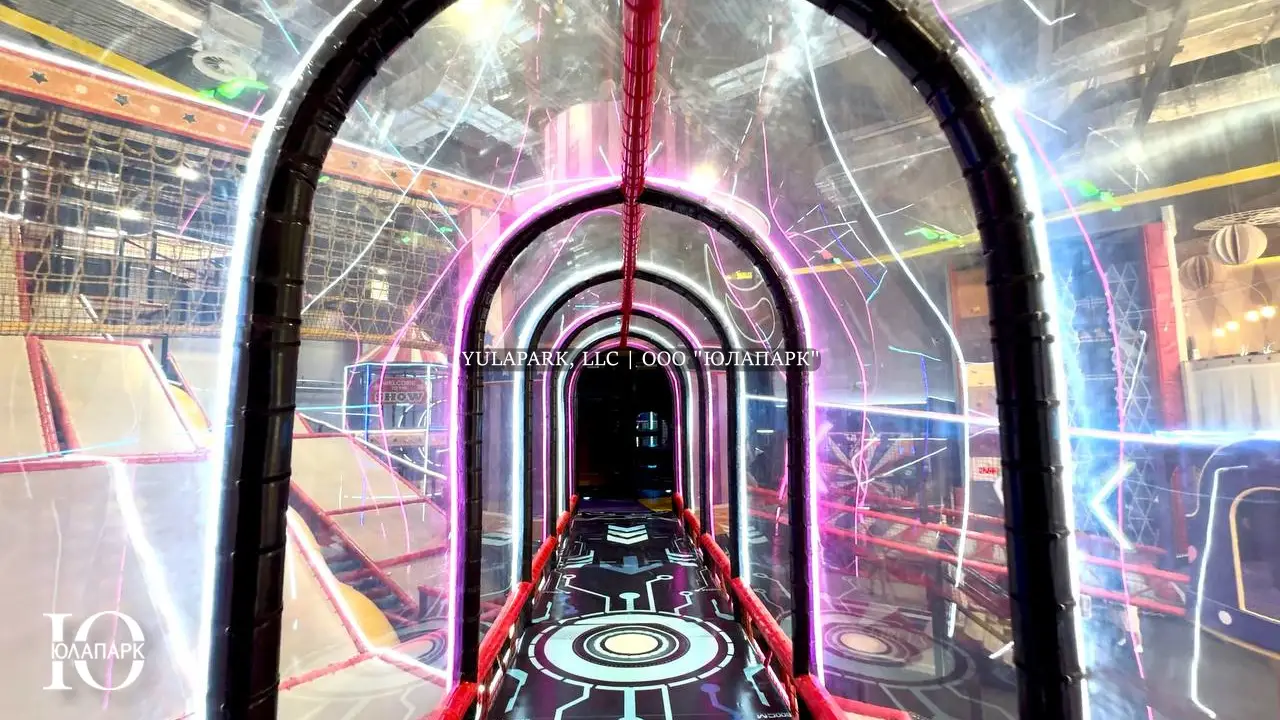 Прозрачный мост с неоновой подсветкой в детском развлекательном парке Флик Фляк.