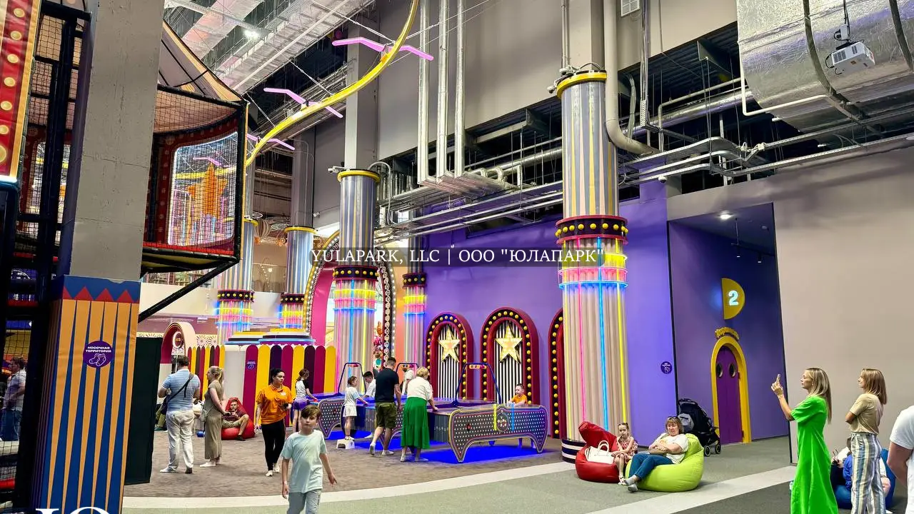 Игровая зона с аэрохоккеем в детском развлекательном центре Флик-Фляк.