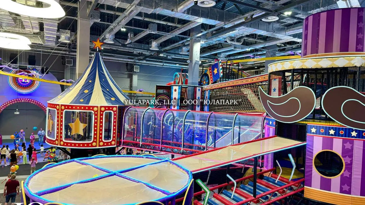 Вид на детский развлекательный парк, скайрайдер, цирковые башни и лабиринты со второго этажа ресторана Флик-Фляк Пушкино.