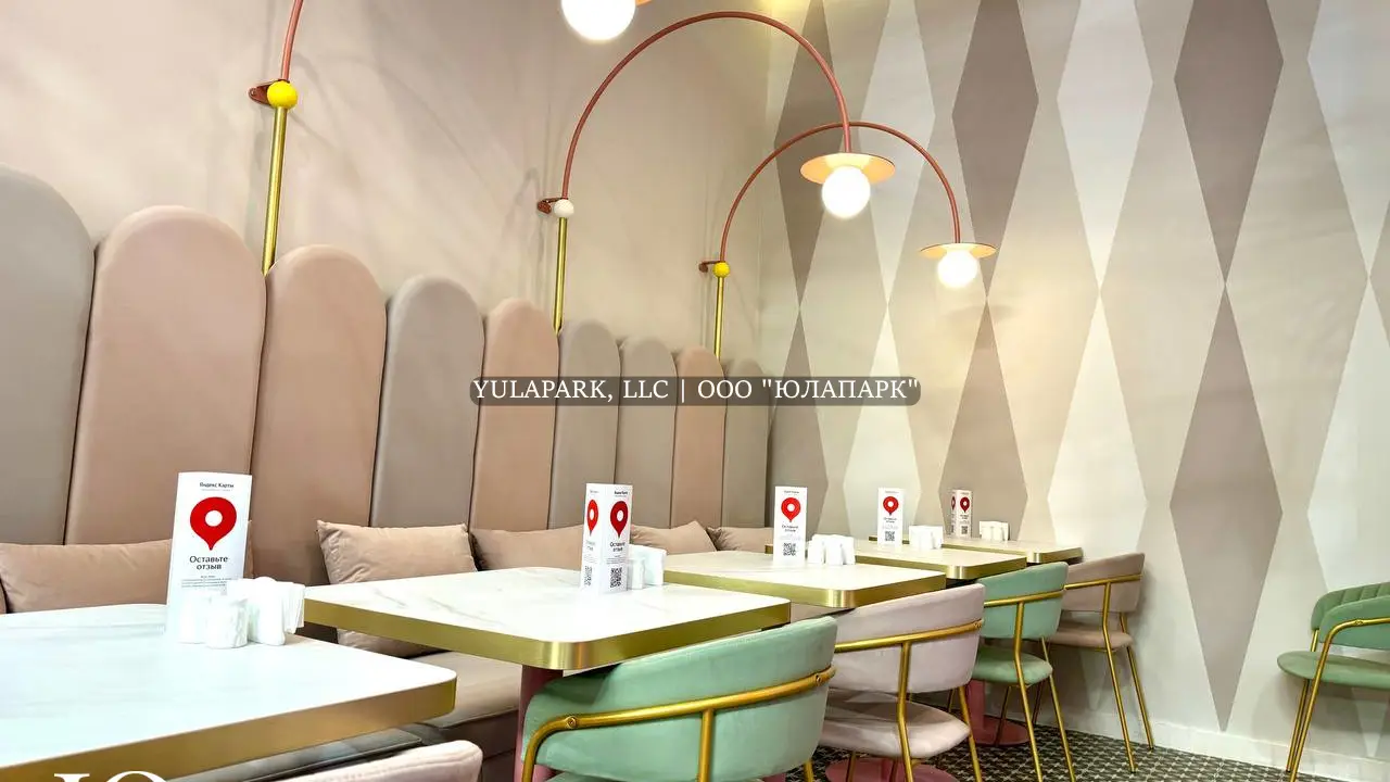 Ресторан в пастельных цветах в детском развлекательном центре Флик Фляк с баркатными диванами и необычными светильниками.