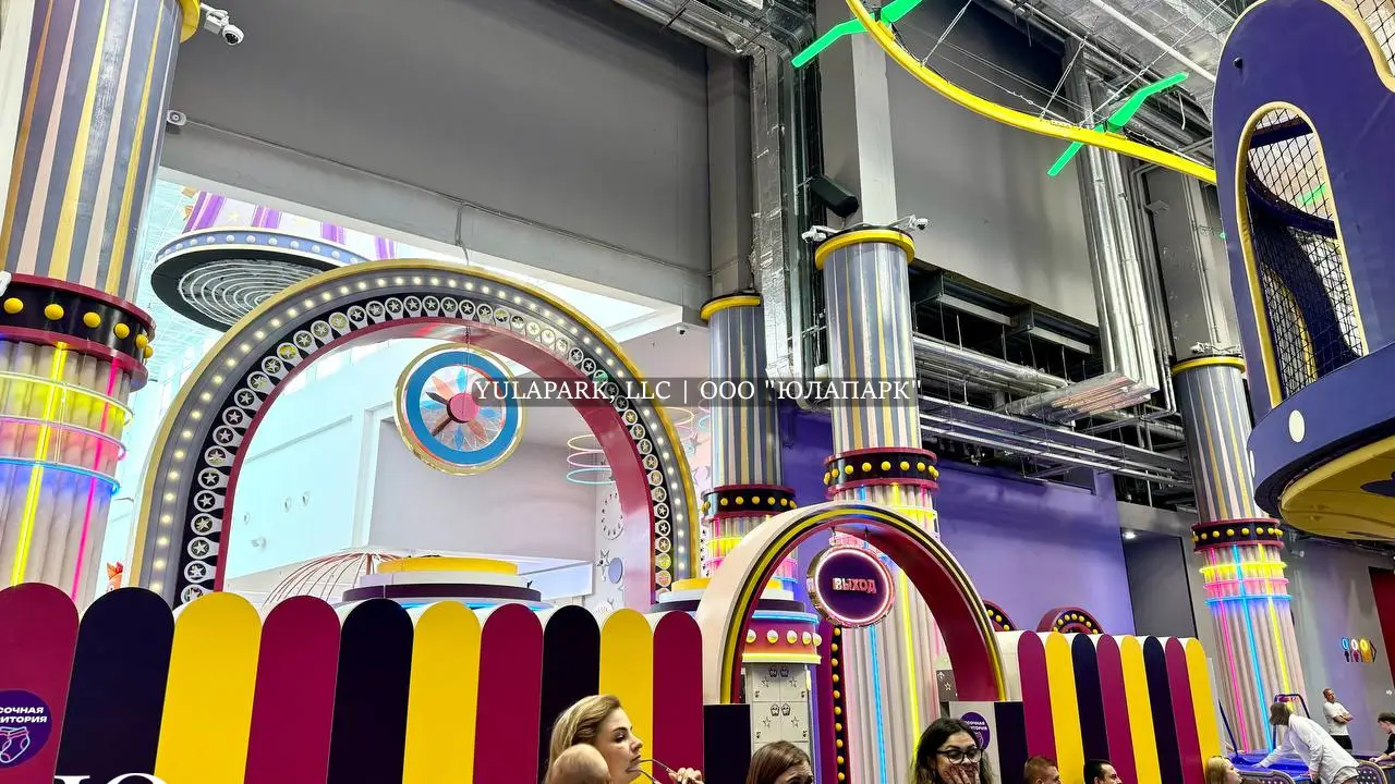 Входная зона с ящиками для переодевания в детский парк развлечений Флик-Фляк Пушкино.