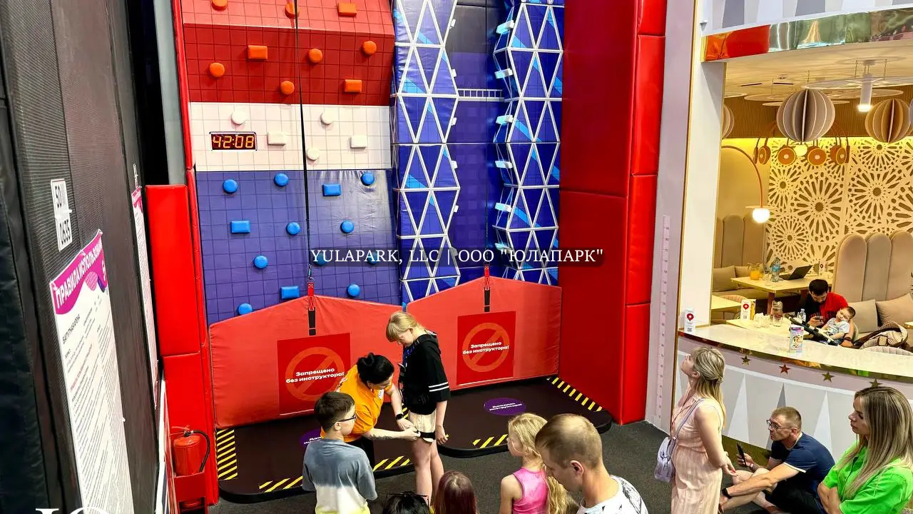 Высокая скалолазка в детском развлекательном парке Флик-Фляк, Пушкино.