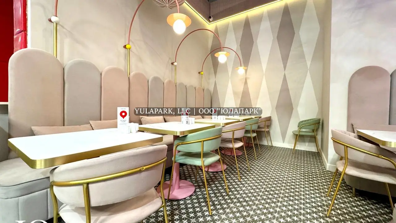 Ресторан в пастельных цветах в детском развлекательном центре Флик Фляк с баркатными диванами и необычными светильниками.