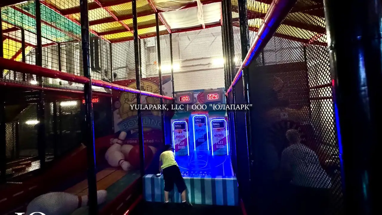 Игровые аппараты, большой боулинг и лабиринты в детском парке развленчений Флик Фляк Пушкино.