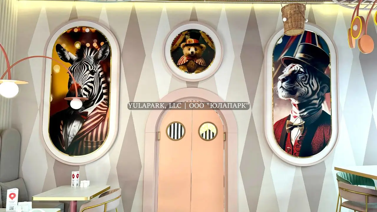 Ресторан в пастельных цветах в детском развлекательном центре Флик Фляк с баркатными диванами и необычными светильниками.