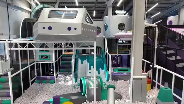 Ресто-парк Лунариус в Биробиджане. Семейный развлекательный центр. Самолет для игр в детской комнате, сухой бассейн и море развлечений.