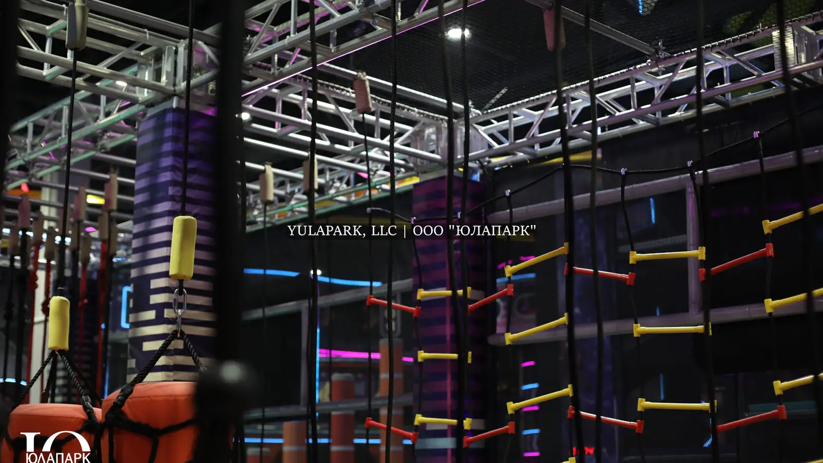 A rope city with challenges, where you need to go through a strip with obstacles in a children's amusement park.