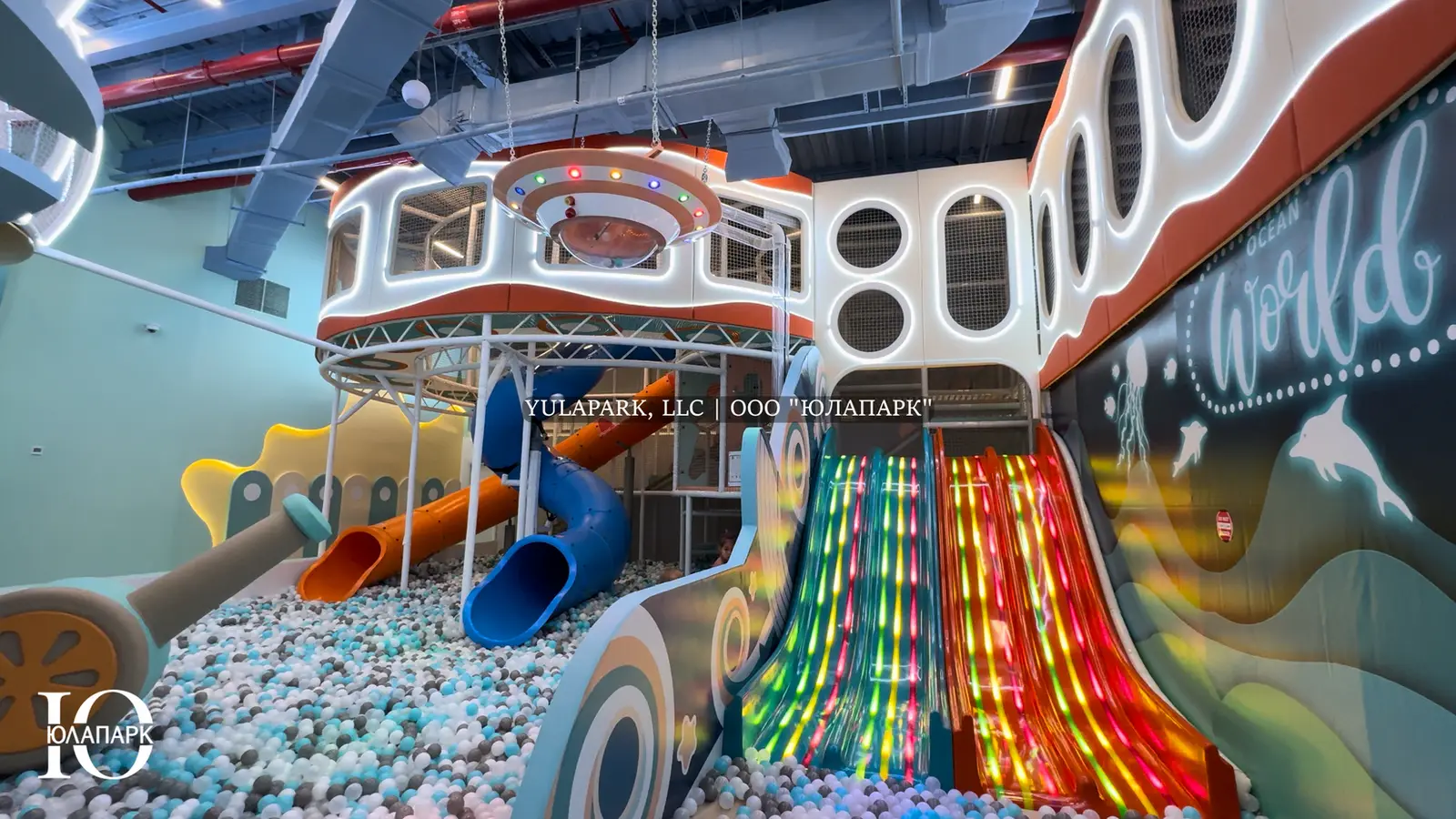 Игровая зона с большим сухим бассейном, разноцветными горками и лабиринту в виде кораллов в Октопусе парке в Дубае