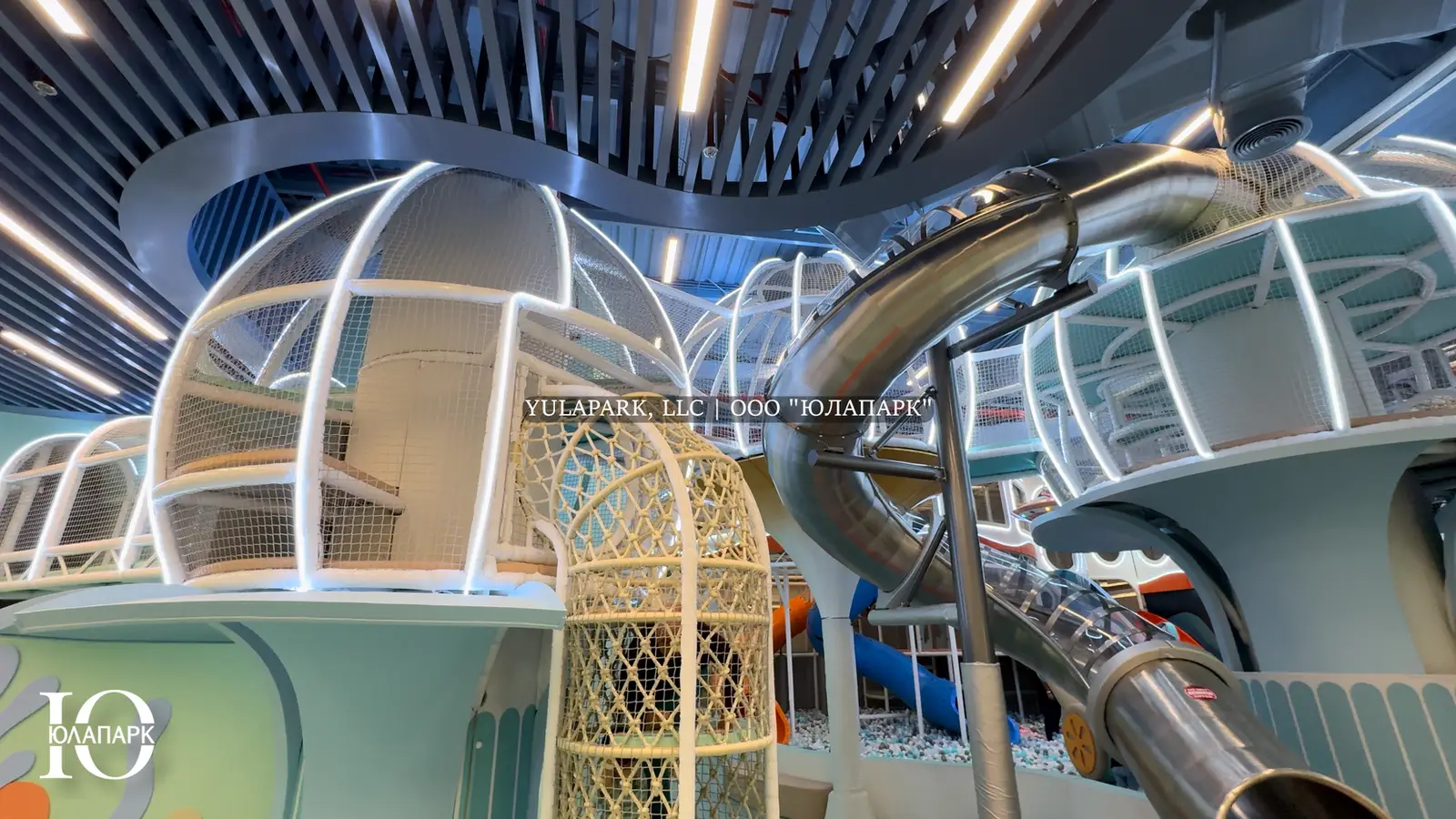 Лабиринт в детском развлекательном центре, в игровой комнате в виде кораллов в Дубае со стальной железной горкой с подсветкой