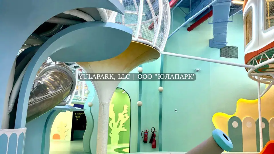 Лабиринт в виде кораллов и подводного мира, светящийся лабиринт с неоновой подсветкой в Дубае.