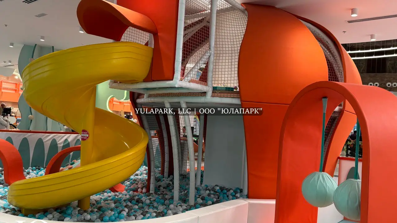 Входная зона в детском игровом, развлекательном парке в морской тематике с большим оранжевым осьминогом на входе