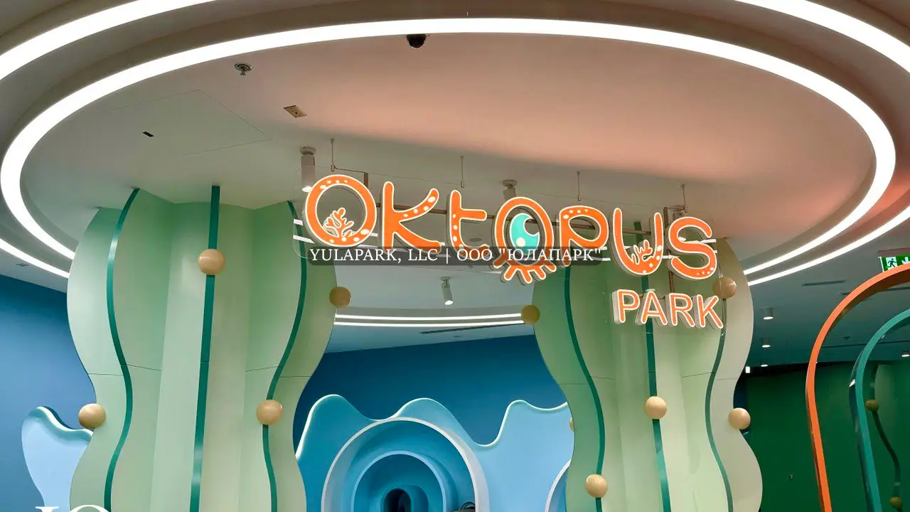 Ресепшен в морском стиле с водорослями в детском парке развлечений, игровой комнате, в зеленых и белых оттенках с неоновой подсветкой.