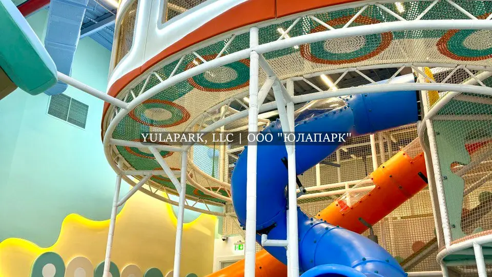 Разноцветные горки синего и оранжевого цвета в детском игровом центре в виде кораллов и подводного мира в Дубае.