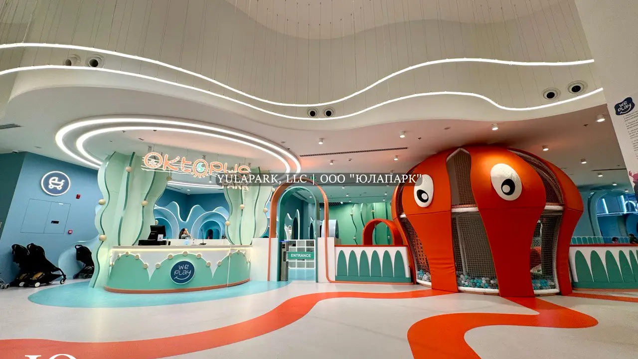 Входная зона в детском игровом, развлекательном парке в морской тематике с большим оранжевым осьминогом на входе