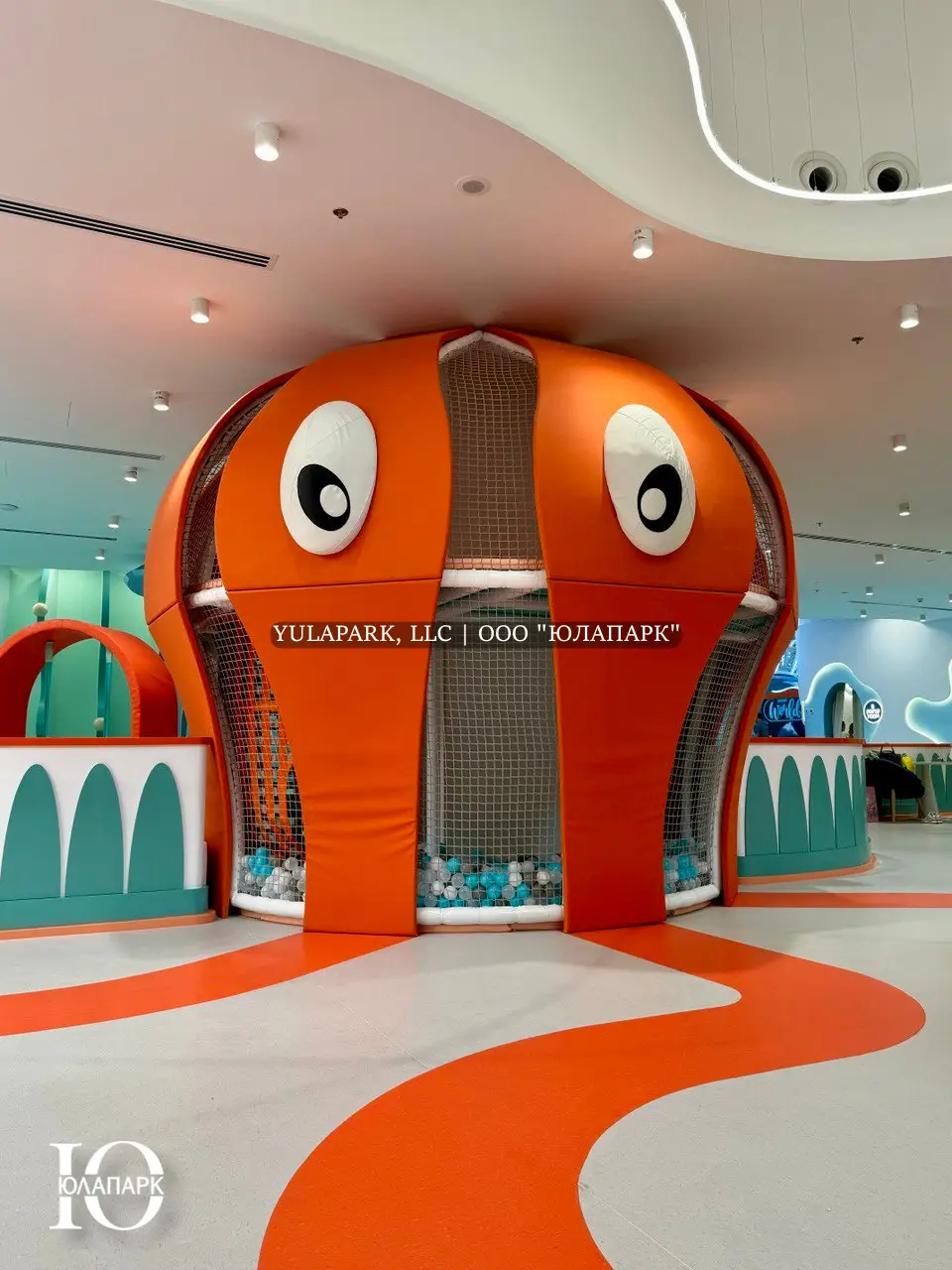 Входная зона в детском игровом, развлекательном парке в морской тематике с большим оранжевым осьминогом на входе