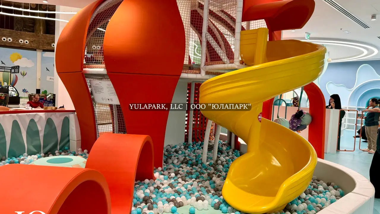 Входная зона в детском игровом, развлекательном парке в морской тематике с большим оранжевым осьминогом на входе