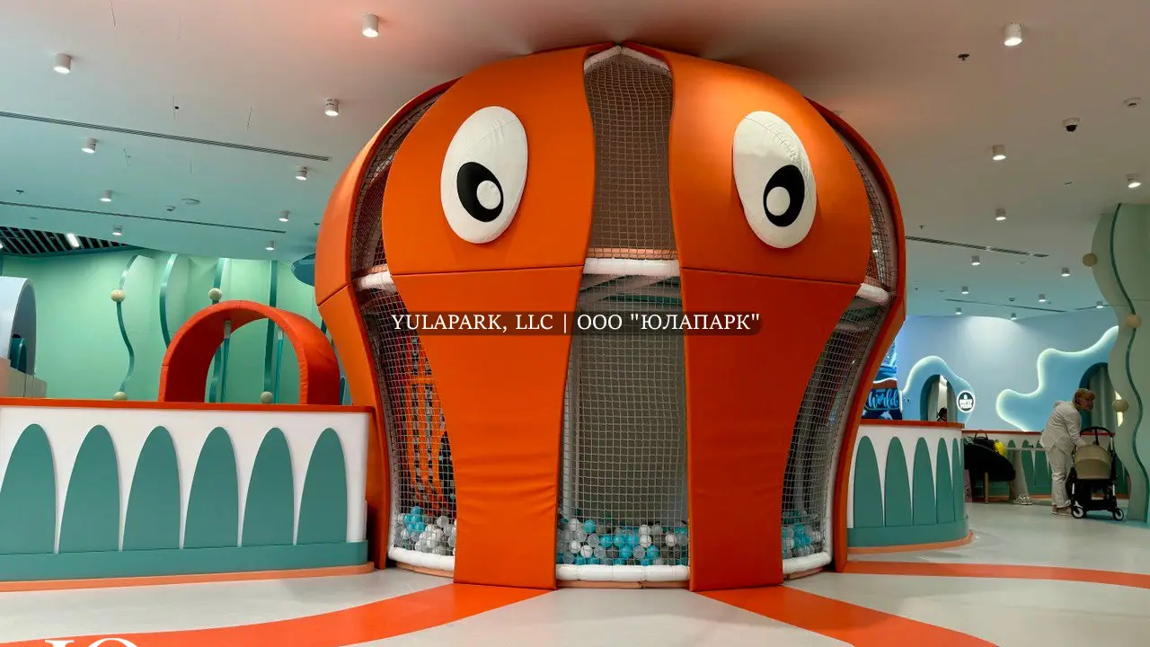 Входная зона в детском игровом, развлекательном парке в морской тематике с большим оранжевым осьминогом на входе